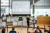 Zwei jugendliche Moderatoren der Jugenstiftung eröffnen die Jugengeschichtstage im Plenarsaal