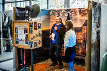 Eine Stand mit Fotobox und passendem Hintergrund