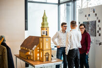 Ein Porjektstand zeigt eine nachgebaute Kirche