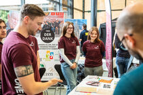 Der Stand Wurzen 1945 erklärt den Besuchern ihr Projekt