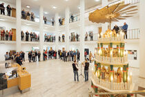 Die Weihnachtspyramide wird mit Blasmusik eingeweiht