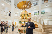 Der Landtagspräsident Alexander Dierks schiebt die Pyramide an 