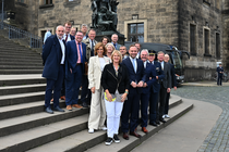 Gruppenbild sächsischer und niederösterreichischer Abgeordneter auf der Brühlschen Terrasse in  Dresden