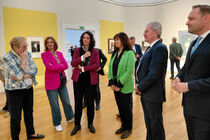 Die beiden Landtagspräsidenten genießen die Ausstellung über Edvard Munch