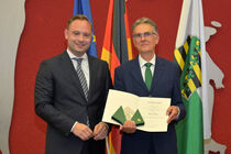 Alexander Dierks verleiht Oliver Zille die Sächsische Verfassungsmedaille.