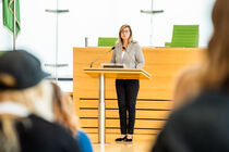 Landtagsvizepräsidentin Andrea Dombois eröffnet die Veranstaltung mit einem Grußwort im Plenarsaal.