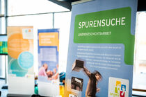 Aufsteller mit dem Logo der Spurensuche im Landtag