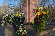 Am Mahnmal in Abtnaundorf liegen zahlreiche Kränze zum Gedenken.