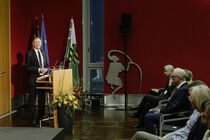 Landtagspräsident Dr. Matthias Rößler steht am Rednerpult und spricht.