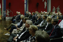 Viele Personen verfolgen als Gäste die Veranstaltung im Ständehaus.