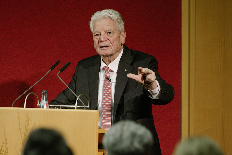 Joachim Gauck, ehemaliger Bundespräsident, am Rednerpult im Ständehaus