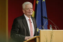 Joachim Gauck, ehemaliger Bundespräsident, am Rednerpult im Ständehaus