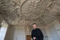Roman Knizka steht im Stucksaal des Oberverwaltungsgerichtes in Bautzen.