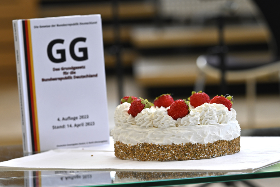 Grundgesetz mit Torte auf einem Tisch