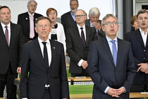 Dr. Roland Löffler und dr. Matthias Rößler singen mit den Gästen die Nationalhymne.