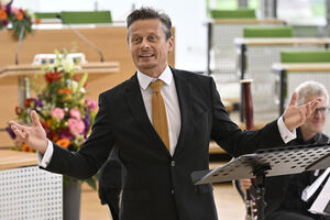 Schauspieler Roman Knizka während der Lesung im Plenarsaal