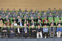 Bürgerinnen und Bürger auf der Besuchertribüne, darunter zahlreiche Angehörige der Bundeswehr in Uniform.