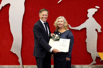 Landtagspräsident Dr. Matthias Rößler verleiht die Verfassungsmedaille 2024 an Prof. Dr. Antje Bergmann.