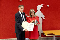 Landtagspräsident Dr. Matthias Rößler verleiht die Verfassungsmedaille 2024 an Andrea Dombois.