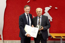 Landtagspräsident Dr. Matthias Rößler verleiht die Verfassungsmedaille 2024 an Prof. Dr. Klaus Eulenberger.
