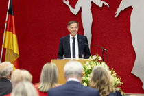Landtagspräsident Dr. Matthias Rößler steht am Rednerpult und spricht.