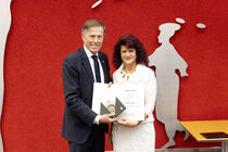 Landtagspräsident Dr. Matthias Rößler verleiht die Verfassungsmedaille 2024 an Andrea Jedzig.