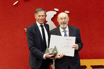Landtagspräsident Dr. Matthias Rößler verleiht die Verfassungsmedaille 2024 an Prof. Dr. Eckard Jesse.