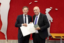 Landtagspräsident Dr. Matthias Rößler verleiht die Verfassungsmedaille 2024 an Thomas Jurk.