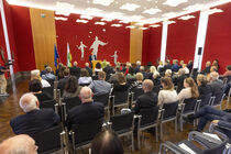 Zahlreiche Gäste sitzen im Saal und hören der Rede des Landtagspräsidenten Dr. Matthias Rößler zu.