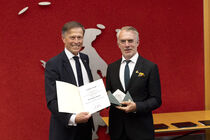 Landtagspräsident Dr. Matthias Rößler verleiht die Verfassungsmedaille 2024 an Neo Rauch.