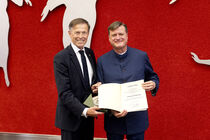 Landtagspräsident Dr. Matthias Rößler verleiht die Verfassungsmedaille 2024 an Christian Thielemann.
