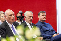 Mehrere Preisträger verfolgen die Feierstunde im Publikum.