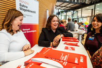An dem Stand der Fraktion BSW unterhalten sich die Abgeordneten lachend mit den Gästen.