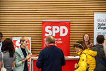 An dem Stand von der Fraktion SPD unterhalten sich die Abgeordneten mit den Menschen.