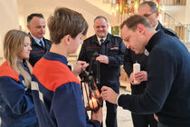 Übergabe des Friedenslichtes durch die Feuerwehr an Landtagspräsident Alexander Dierks