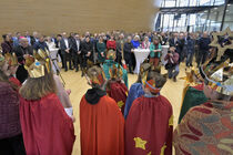 Zahlreiche Gäste verfolgen den Auftritt der Sternsinger in der Lobby des Parlaments.