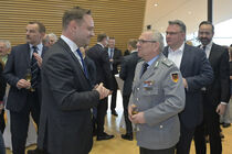 Landtagspräsident Alexander Dierks begrüßt die ankommenden Gäste.