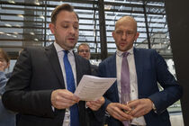 Landtagspräsident Alexander Dierks und Landrat Stephan Meyer singen ein Lied der Sternsinger mit.