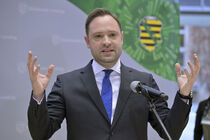 Landtagspräsident Alexander Dierks spricht und hebt die Hände dabei.