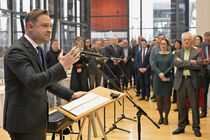 Landtagspräsident Alexander Dierks spricht am Rednerpult vor den Gästen des Neujahrsempfangs.