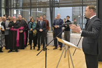 Landtagspräsident Alexander Dierks spricht am Rednerpult vor den Gästen des Neujahrsempfangs.