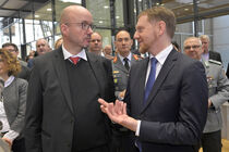 Ministerpräsident Michael Kretschmer im Gespräch mit Landesbischof