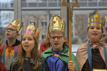Sternsingerkinder überbringen den Segen im Parlament.