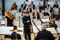 Dirigent mit Musikern im Plenarsaal.