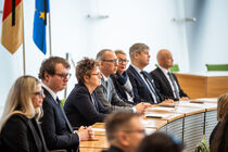 Fraktionsvorsitzende und Vizepräsidenten verfolgen die Gedenkstunde im Plenarsaal.