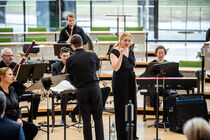 Ensemble der Theater Chemnitz mit Instrumenten im Plenarsaal