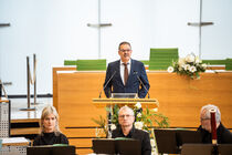 Dr. Christoph Dittrich hält eine Rede im Plenarsaal.