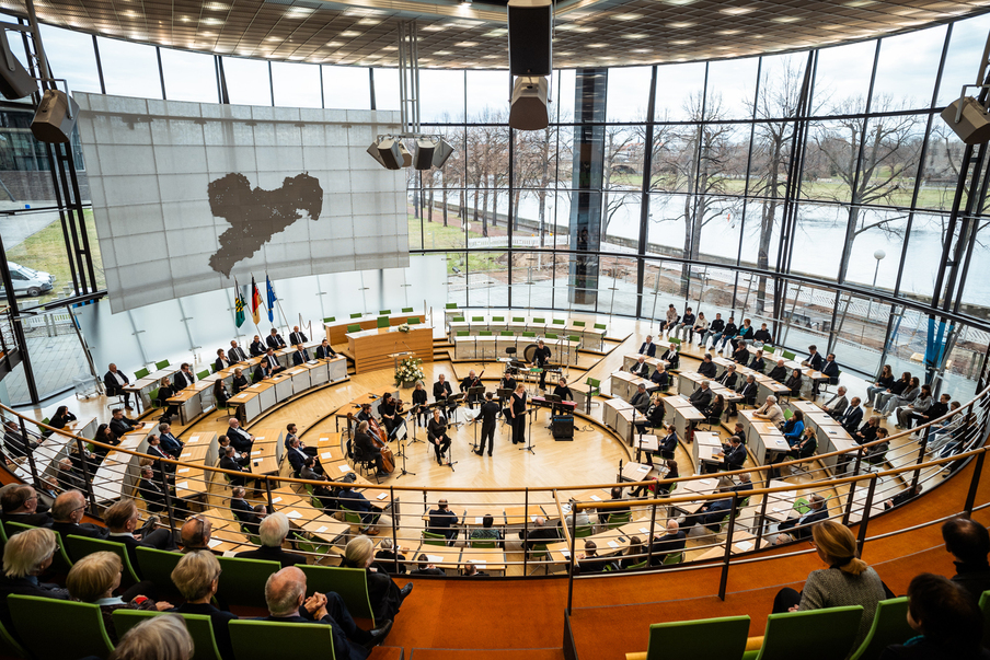 Gäste der Gedenkveranstaltung im Plenarsaal, Blick von oben