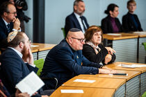 Vertreter des jüdischen Lebens mit Kippa sitzen im Plenarsaal.