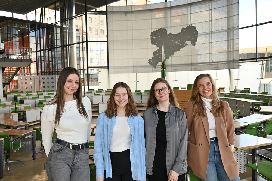 Gruppenbild der Auszubildenden der Landtagsverwaltung im Plenarsaal.